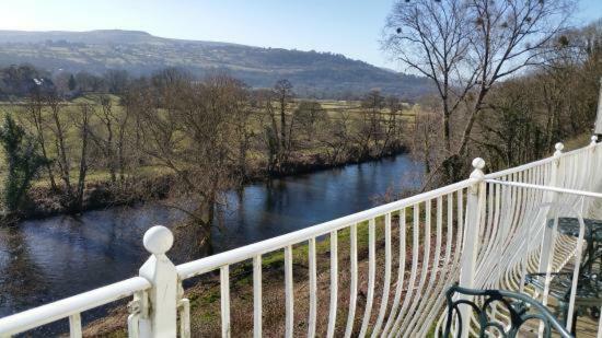 Llanwenarth Hotel And Riverside Restaurant Abergavenny Exterior photo